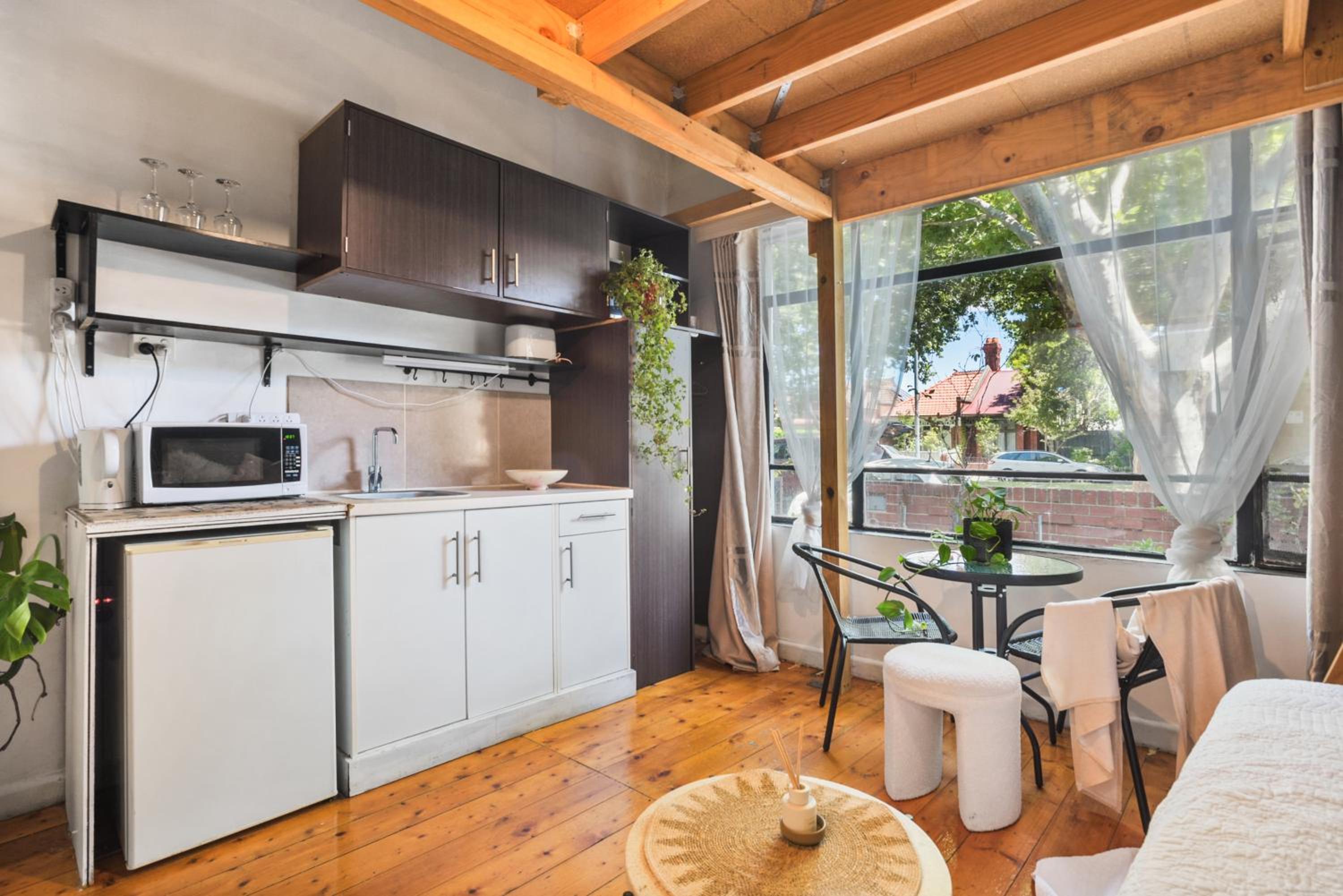 Carlton- loft studios to 2bedroom lofts-2-4pax 12mins City