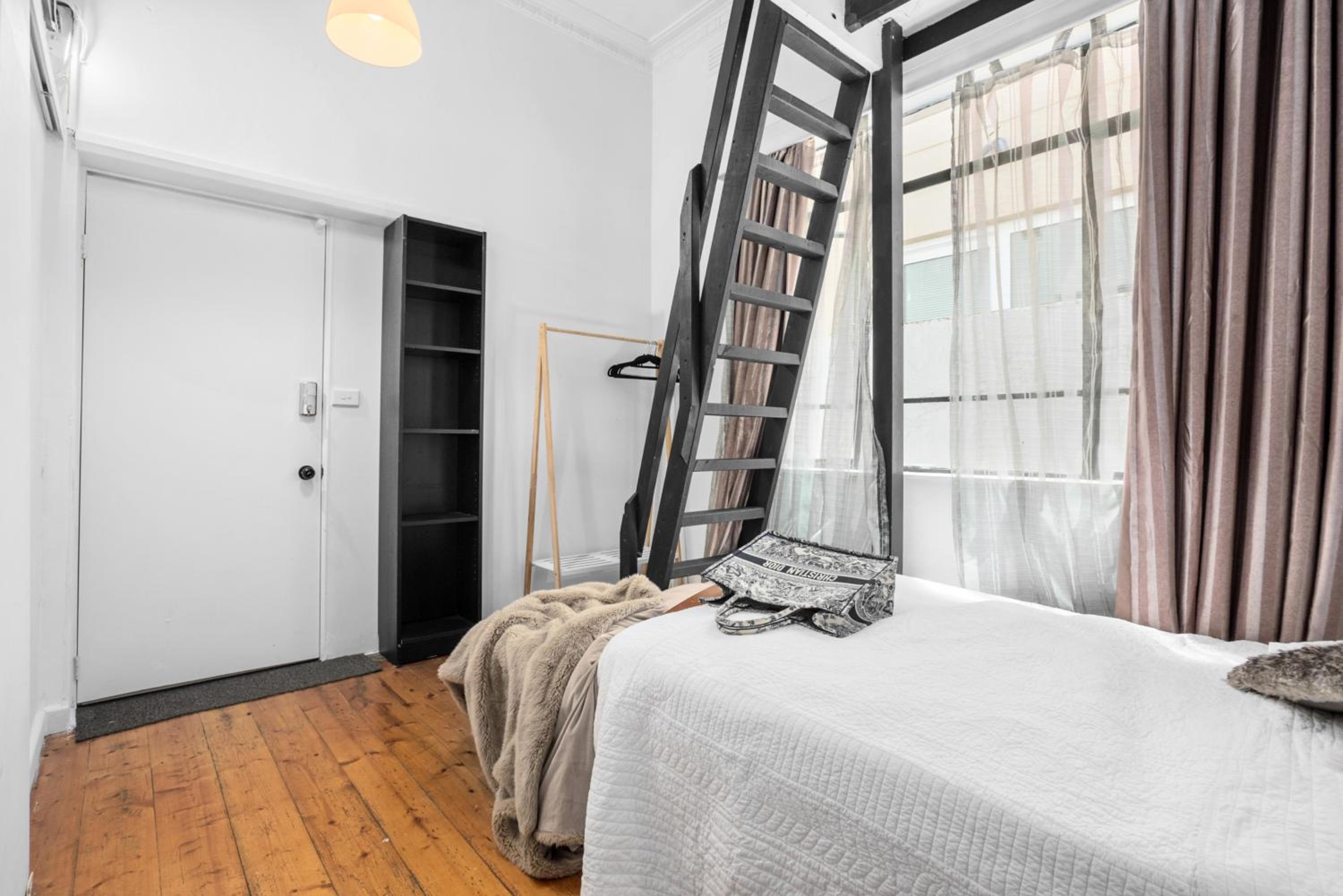 Carlton- loft studios to 2bedroom lofts-2-4pax 12mins City