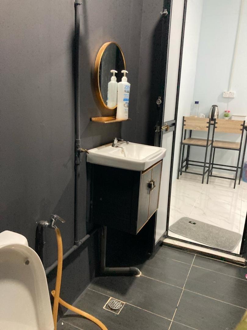 Roomstay McAyoh Self Check In Concept