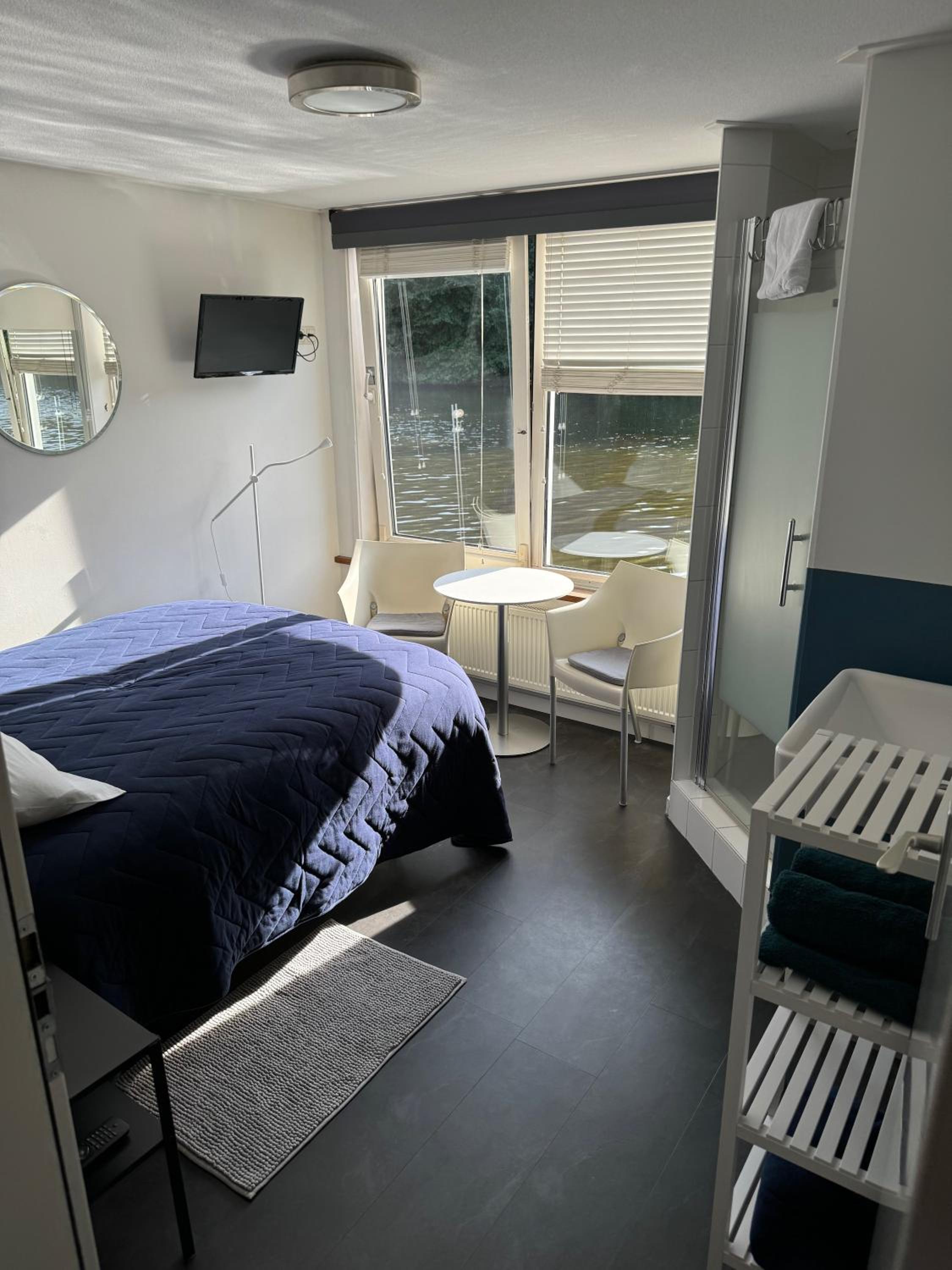 Peaceful room on a houseboat in the city centre photo 1