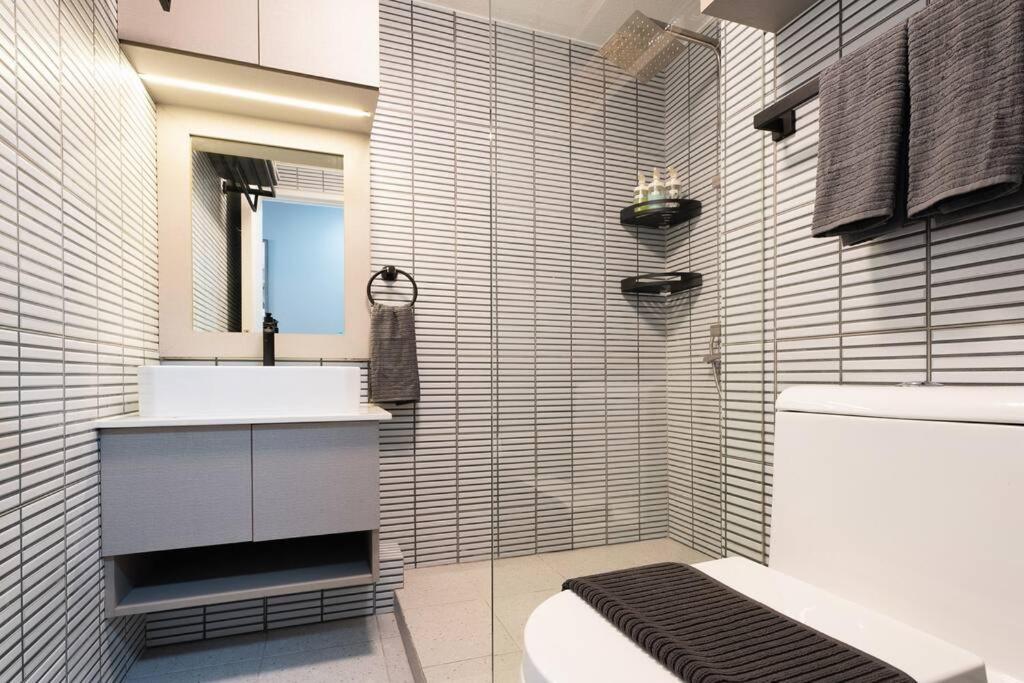 Newly Renovated Pasig Studio with Pool and Fiber Wi-Fi