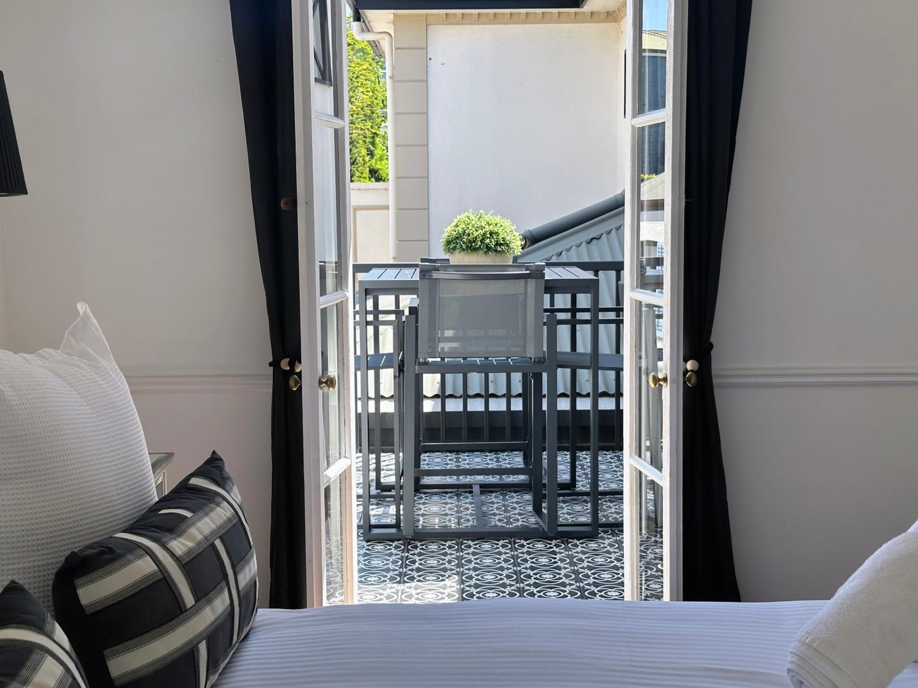 Walk to Adelaide Oval, 4-Bedroom Home with Parking