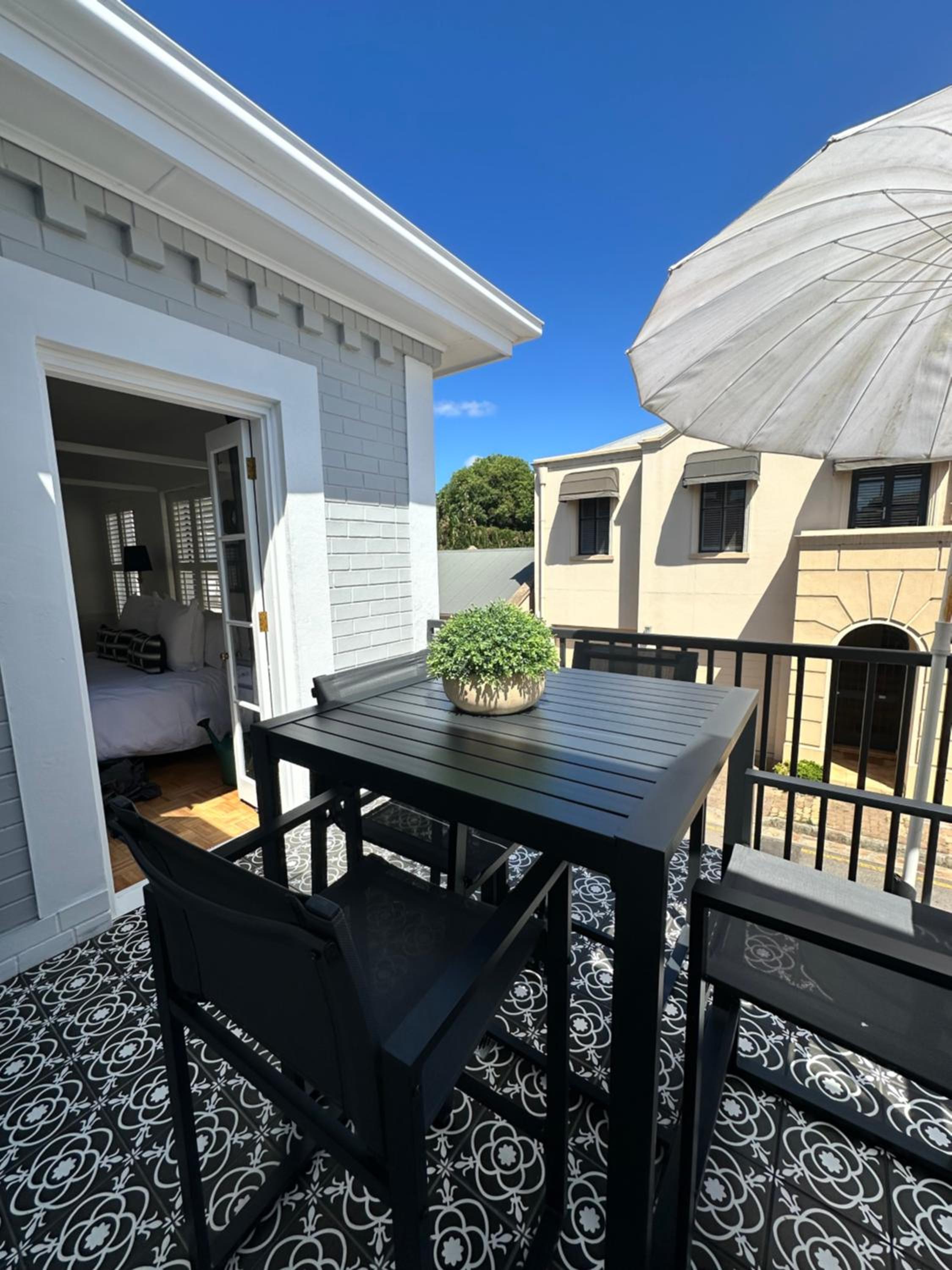 Walk to Adelaide Oval, 4-Bedroom Home with Parking