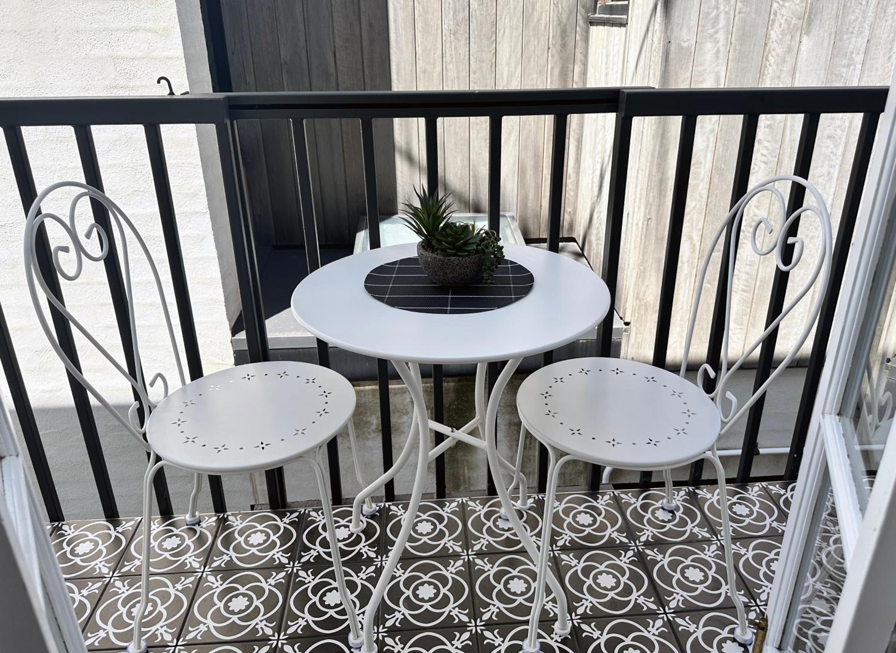 Walk to Adelaide Oval, 4-Bedroom Home with Parking