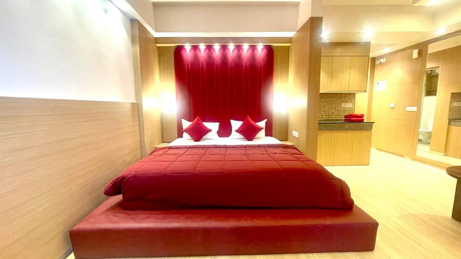 Golden Penthouse - Couple Friendly - DLF My pad, Gomtinagar, Lucknow view 4