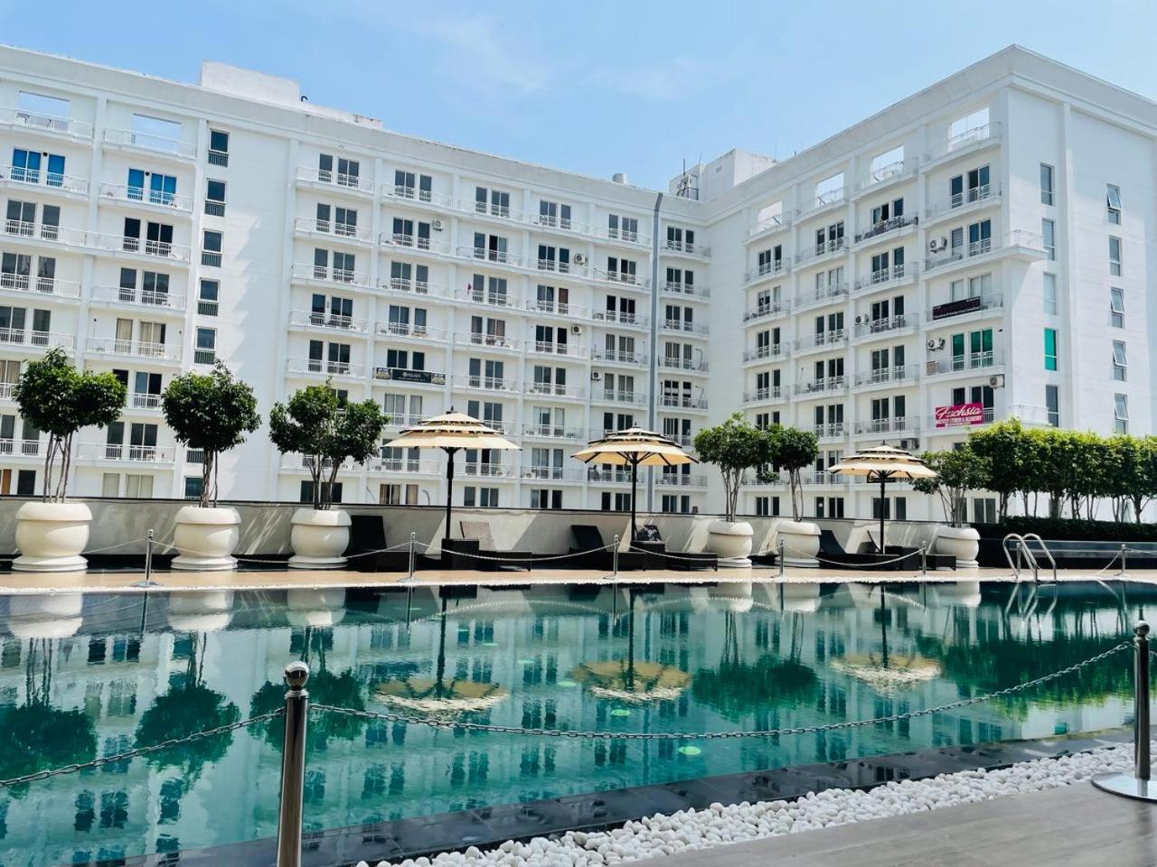 Golden Penthouse - Couple Friendly - DLF My pad, Gomtinagar, Lucknow view 5