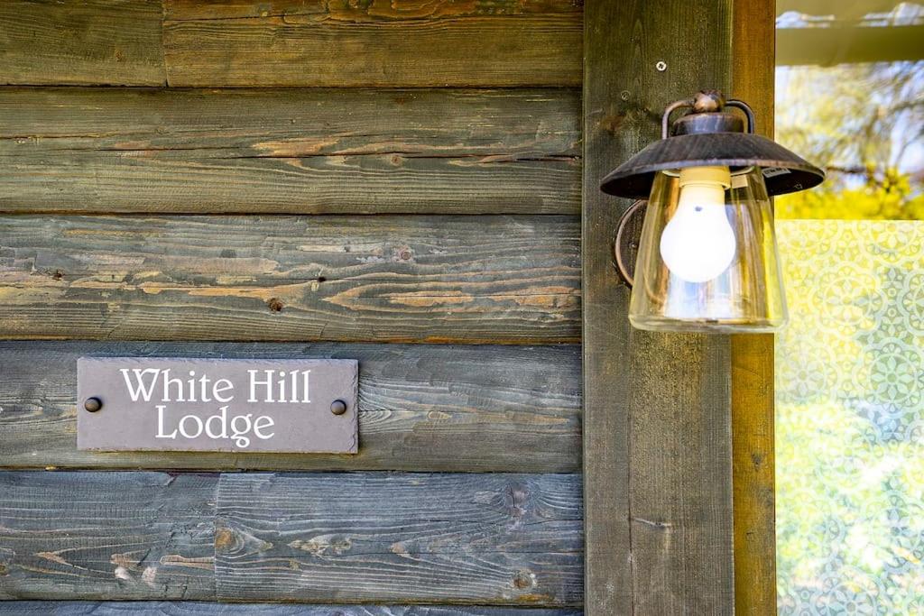 White Hill Lodge - rustic cabin set in a stunning meadow view 4