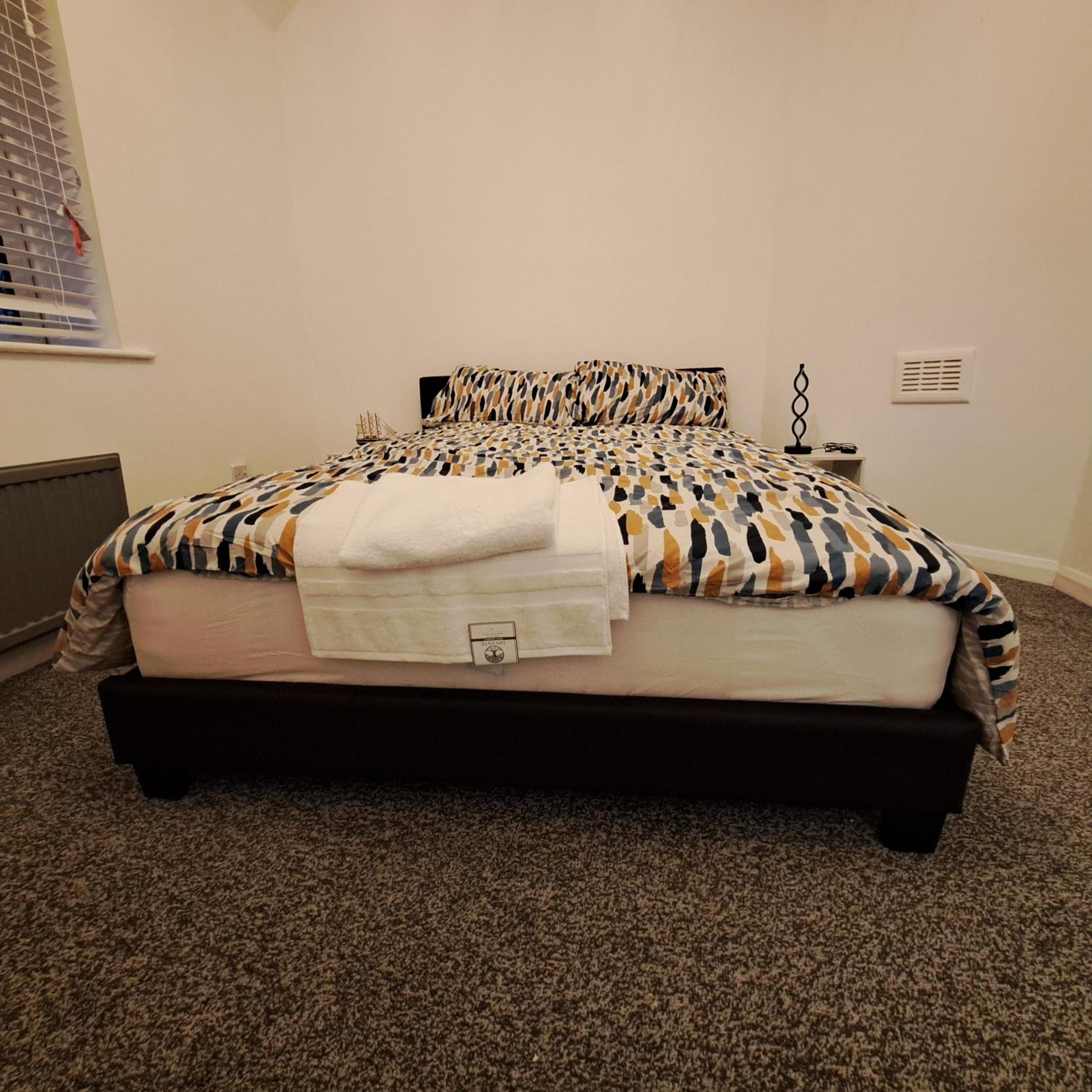 2 Bedroom House in Leeds - Sleeps 5 WiFi Parking