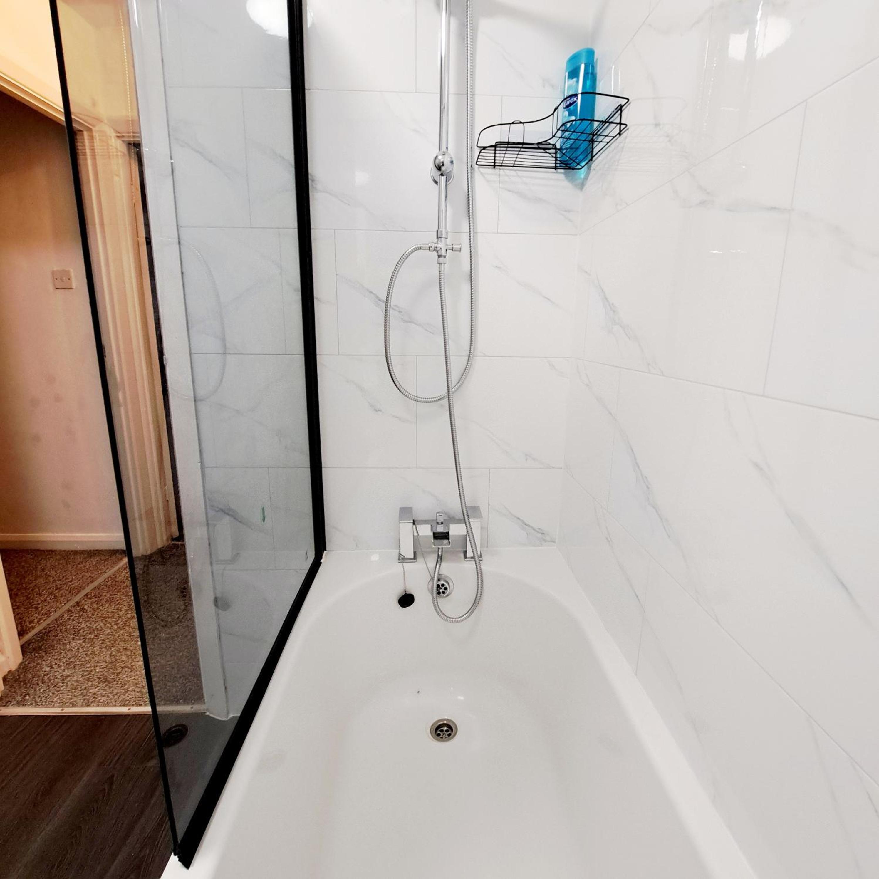 2 Bedroom House in Leeds - Sleeps 5 WiFi Parking