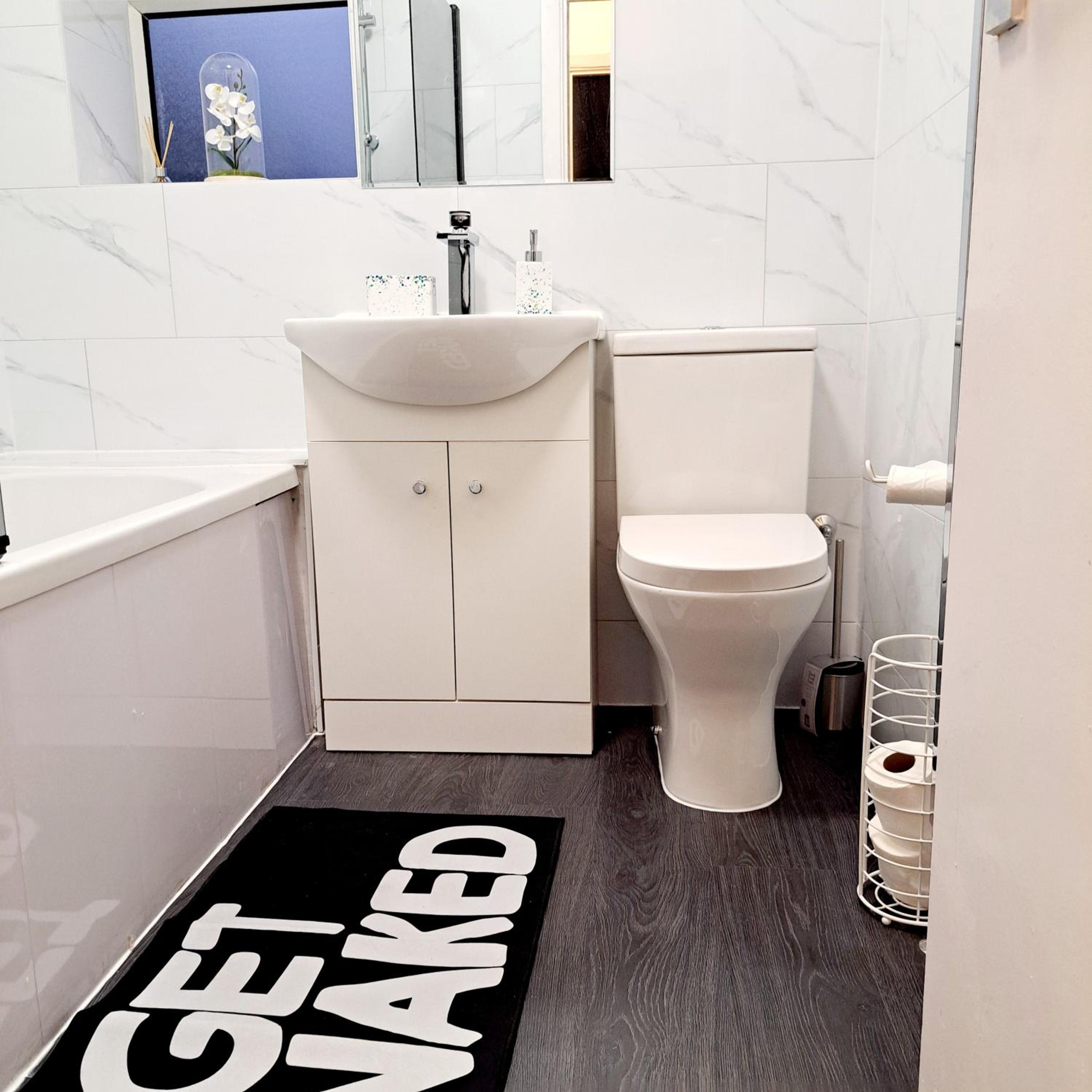 2 Bedroom House in Leeds - Sleeps 5 WiFi Parking
