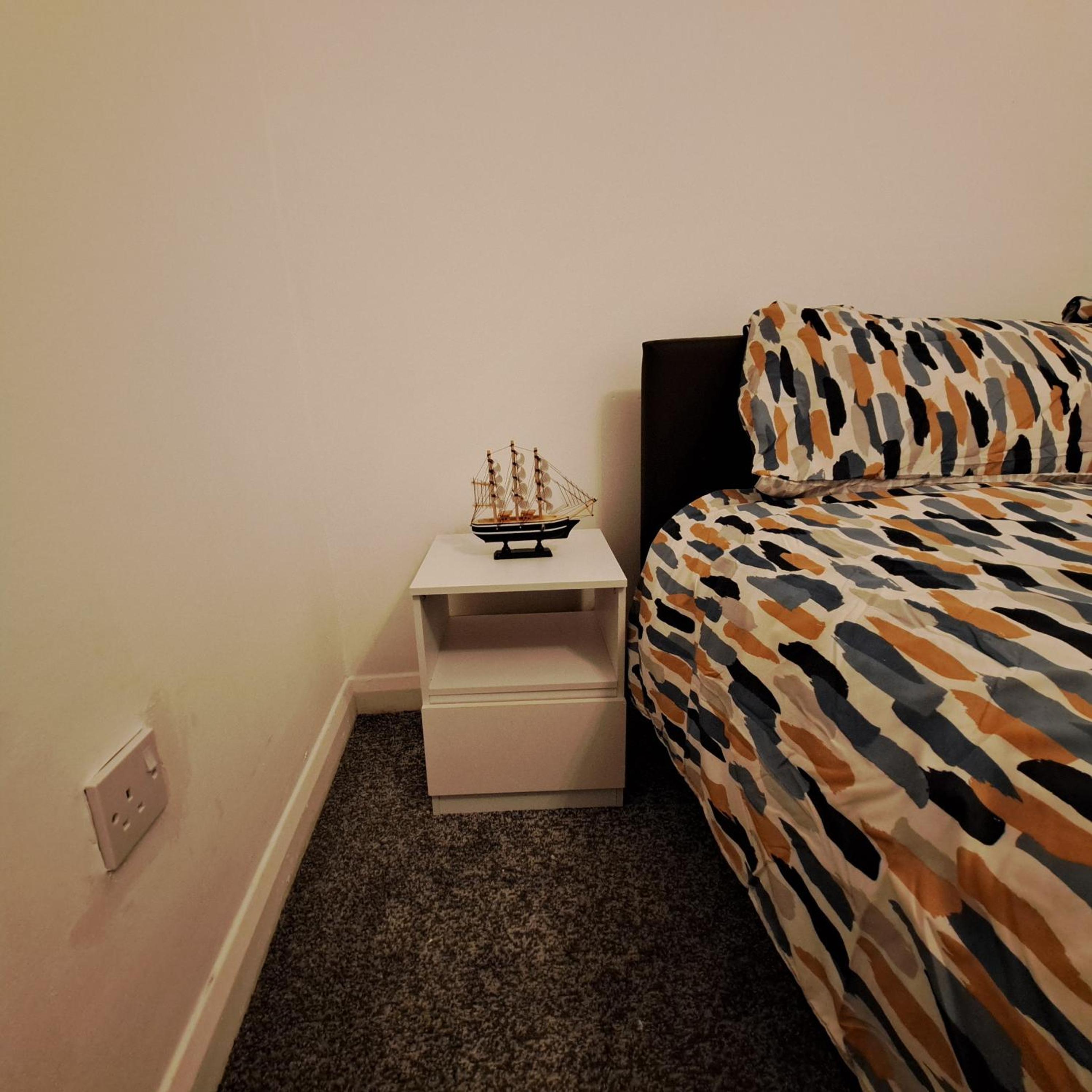 2 Bedroom House in Leeds - Sleeps 5 WiFi Parking