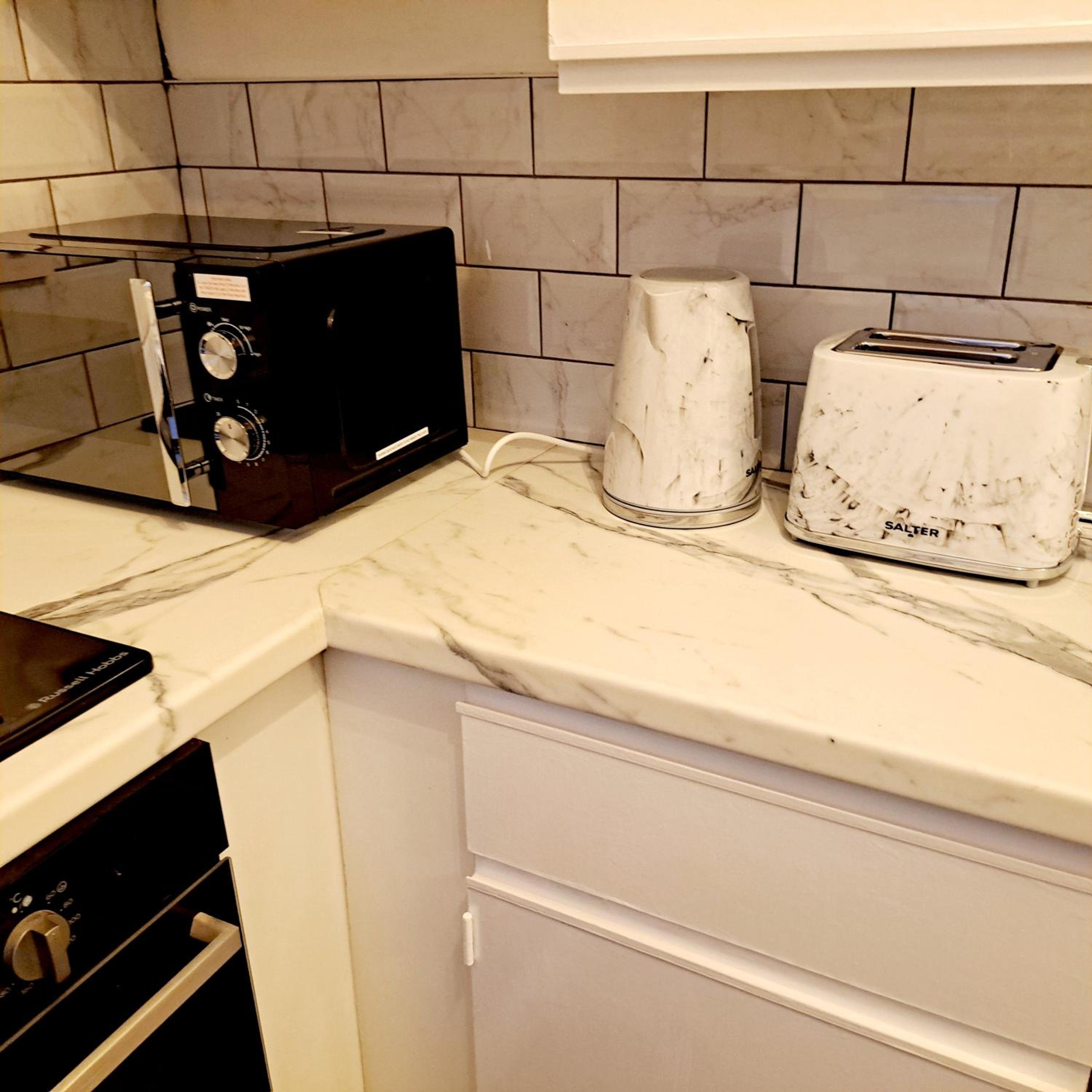 2 Bedroom House in Leeds - Sleeps 5 WiFi Parking