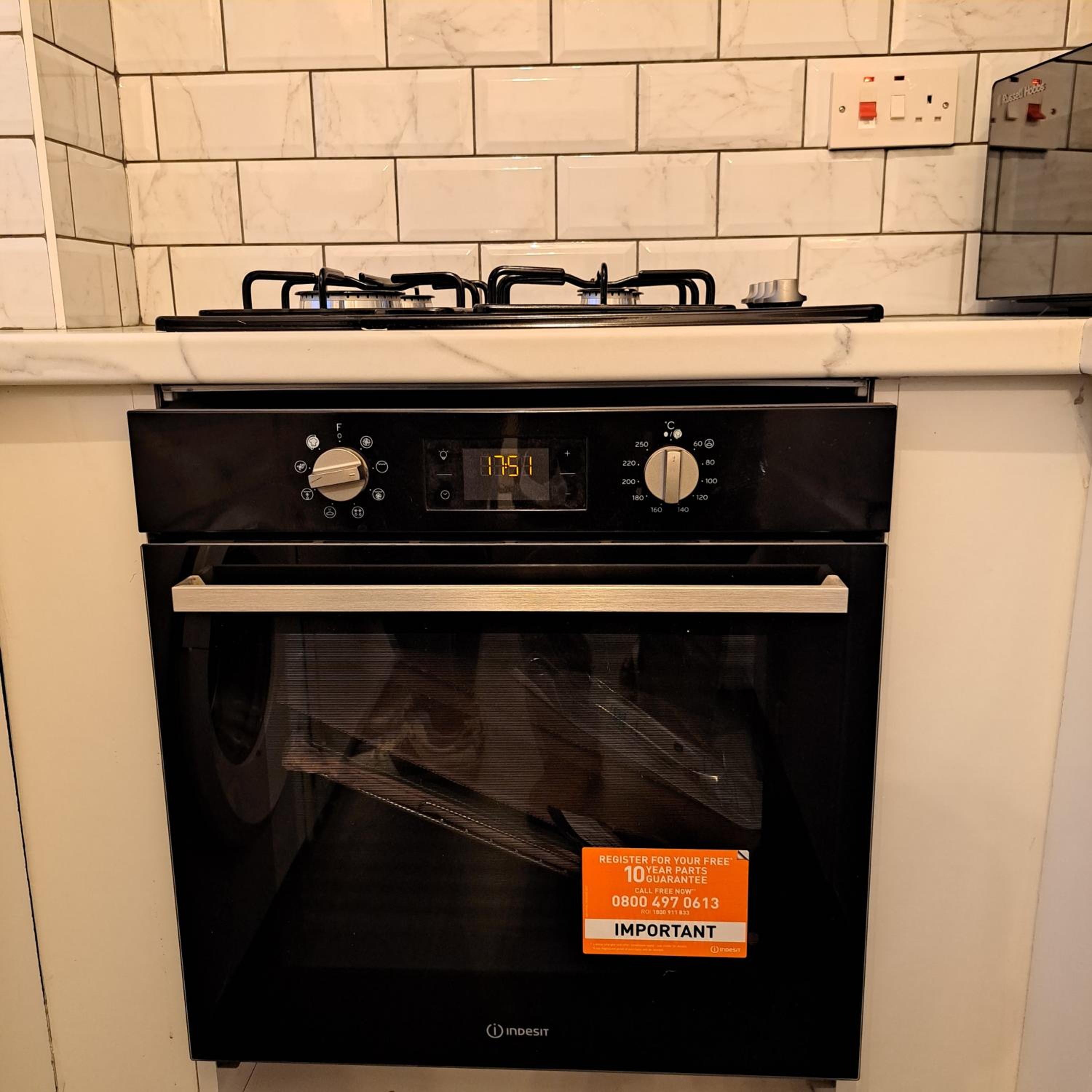 2 Bedroom House in Leeds - Sleeps 5 WiFi Parking