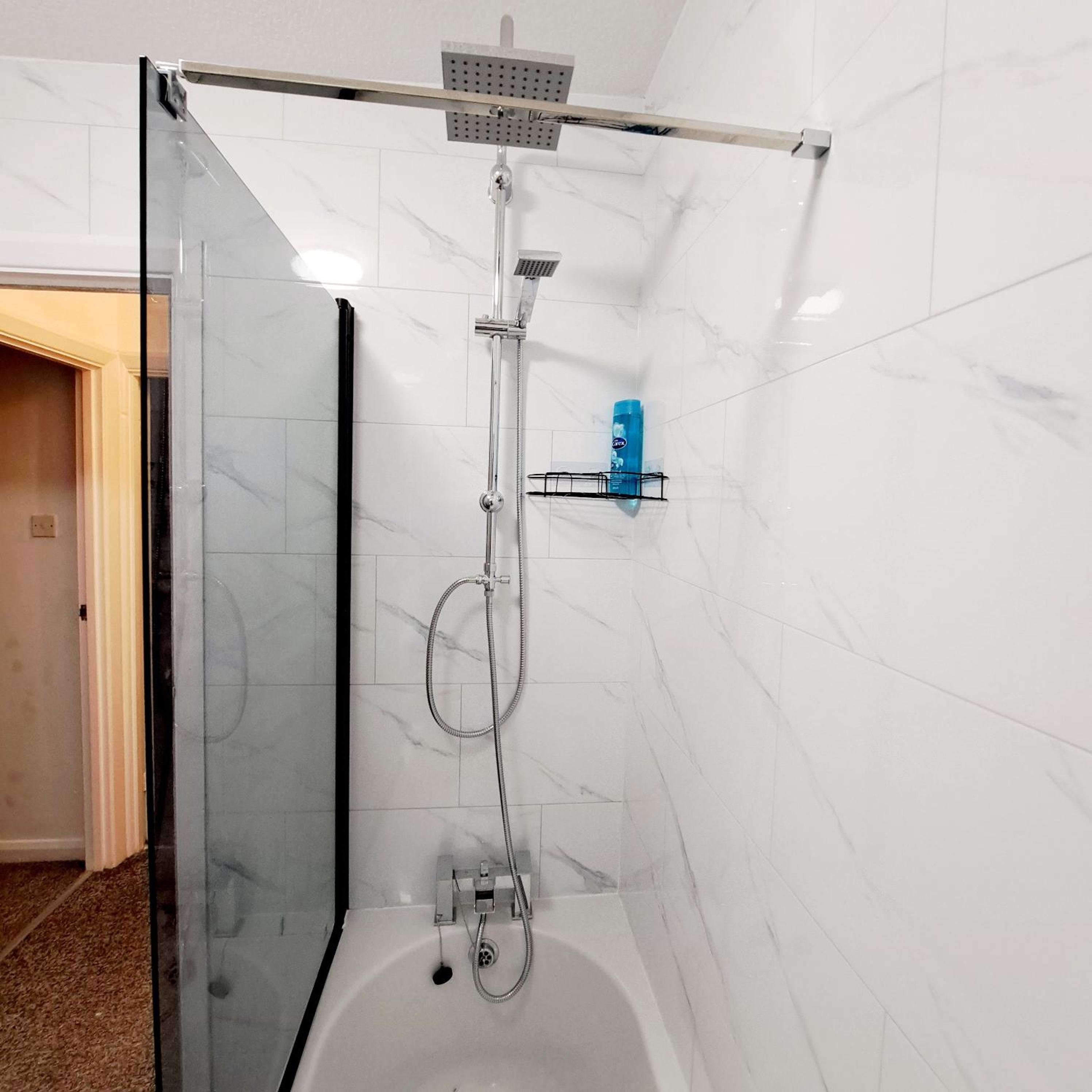 2 Bedroom House in Leeds - Sleeps 5 WiFi Parking