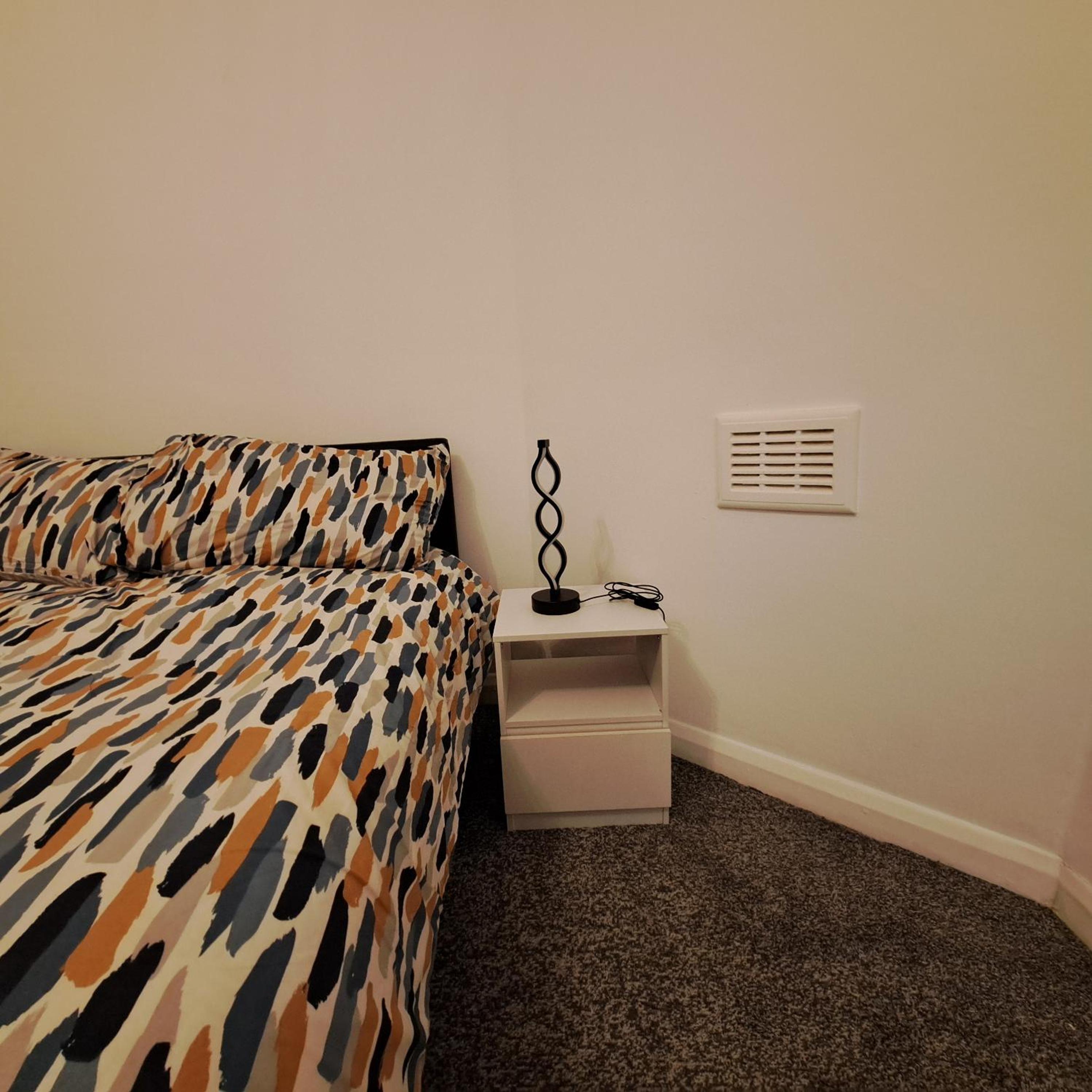 2 Bedroom House in Leeds - Sleeps 5 WiFi Parking
