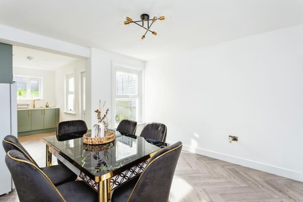 Stylish Spacious House Central Tonbridge With Free Parking & Garden view 4