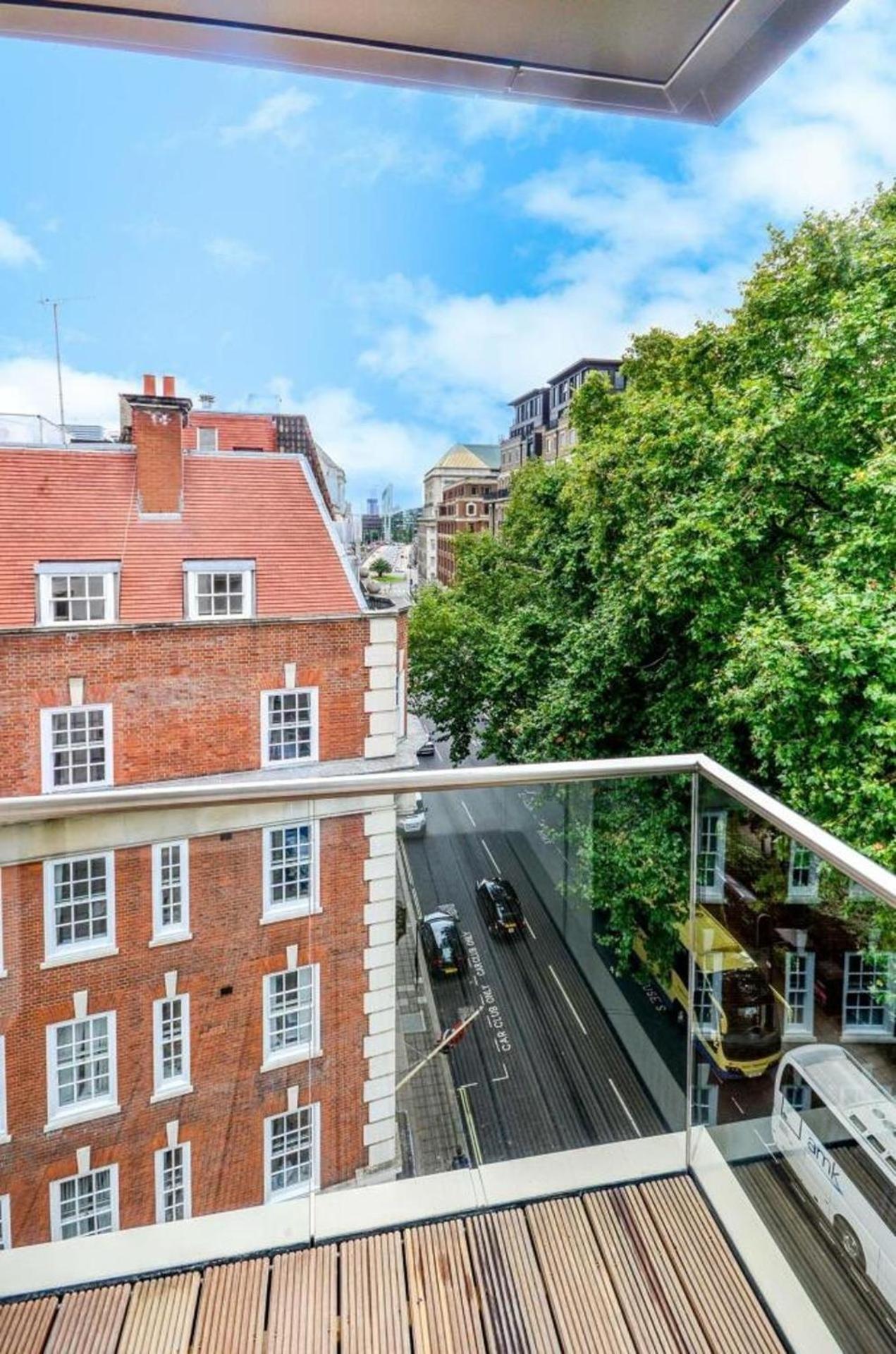 Charming 3 Bedroom Apartment in Central London view 4