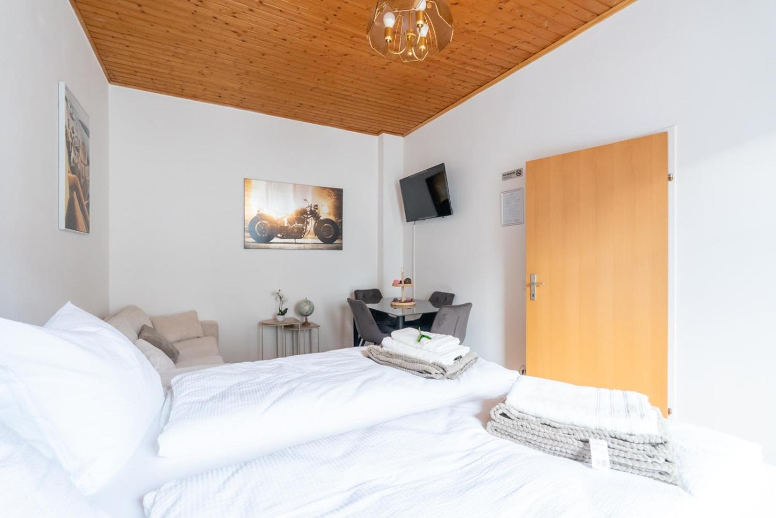 Chic Apartment in Leoben - Balcony & Easy City Access