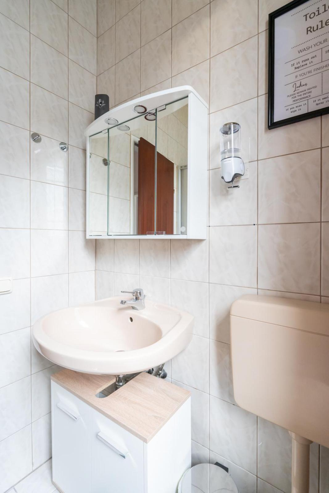 Chic Apartment in Leoben - Balcony & Easy City Access