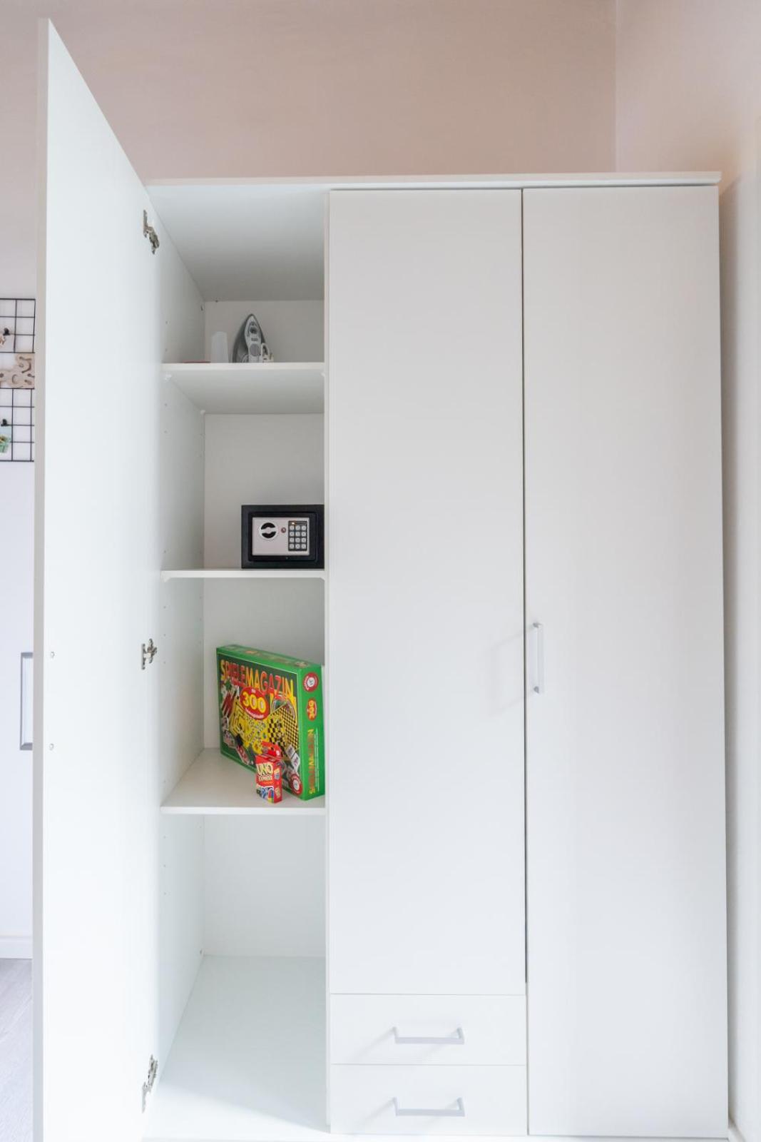 Chic Apartment in Leoben - Balcony & Easy City Access
