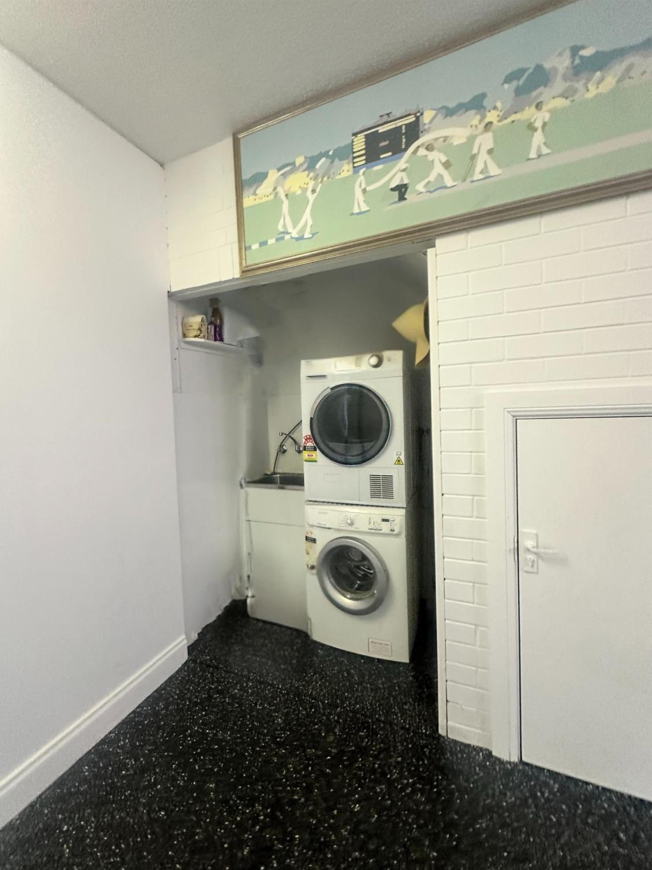 Walk to Adelaide Oval, 4-Bedroom Home with Parking