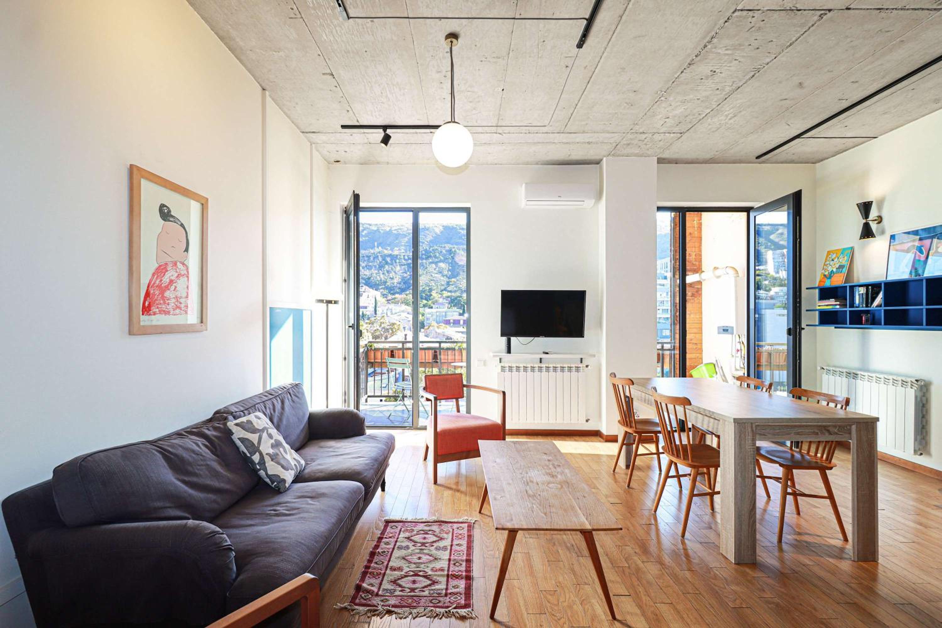 Modern 1BR apt w spacious balcony & a bathtub view 2