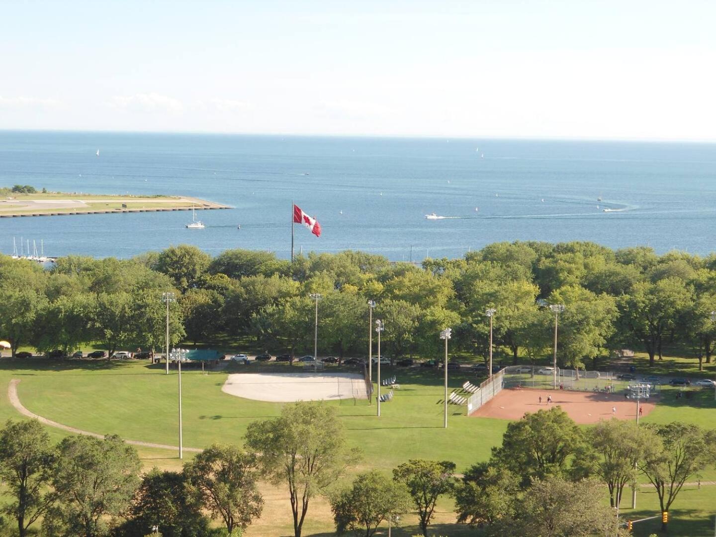 Hotel Entire Suite By Lakeside & CN Tower - Free Parking - Image 1