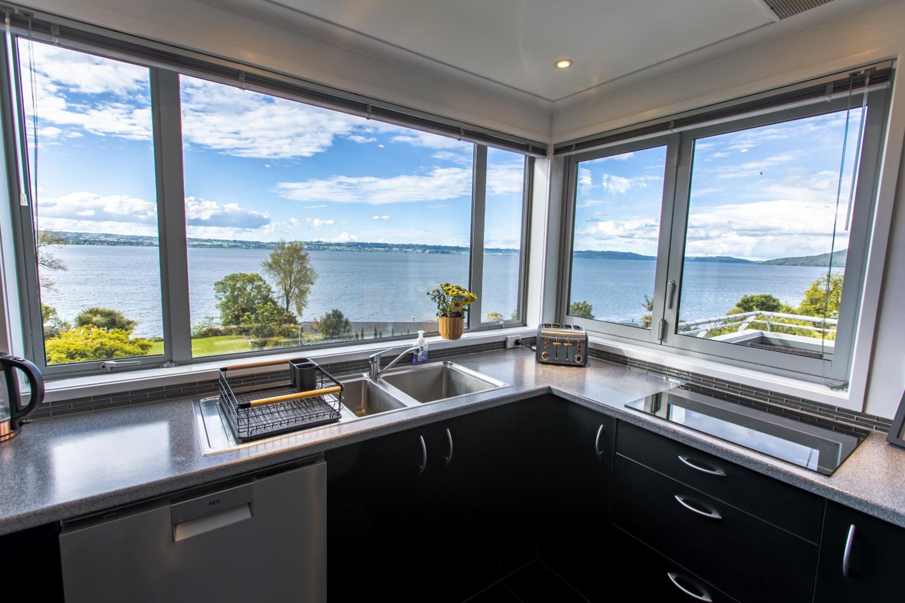 Rotorua Serenity Lakeview Retreat