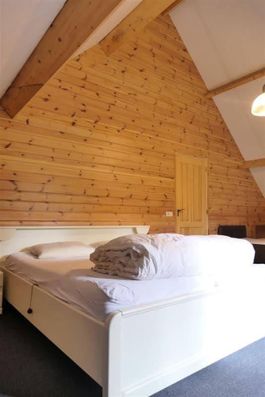 Cosy Sjalay near the lake for 6-8 persons