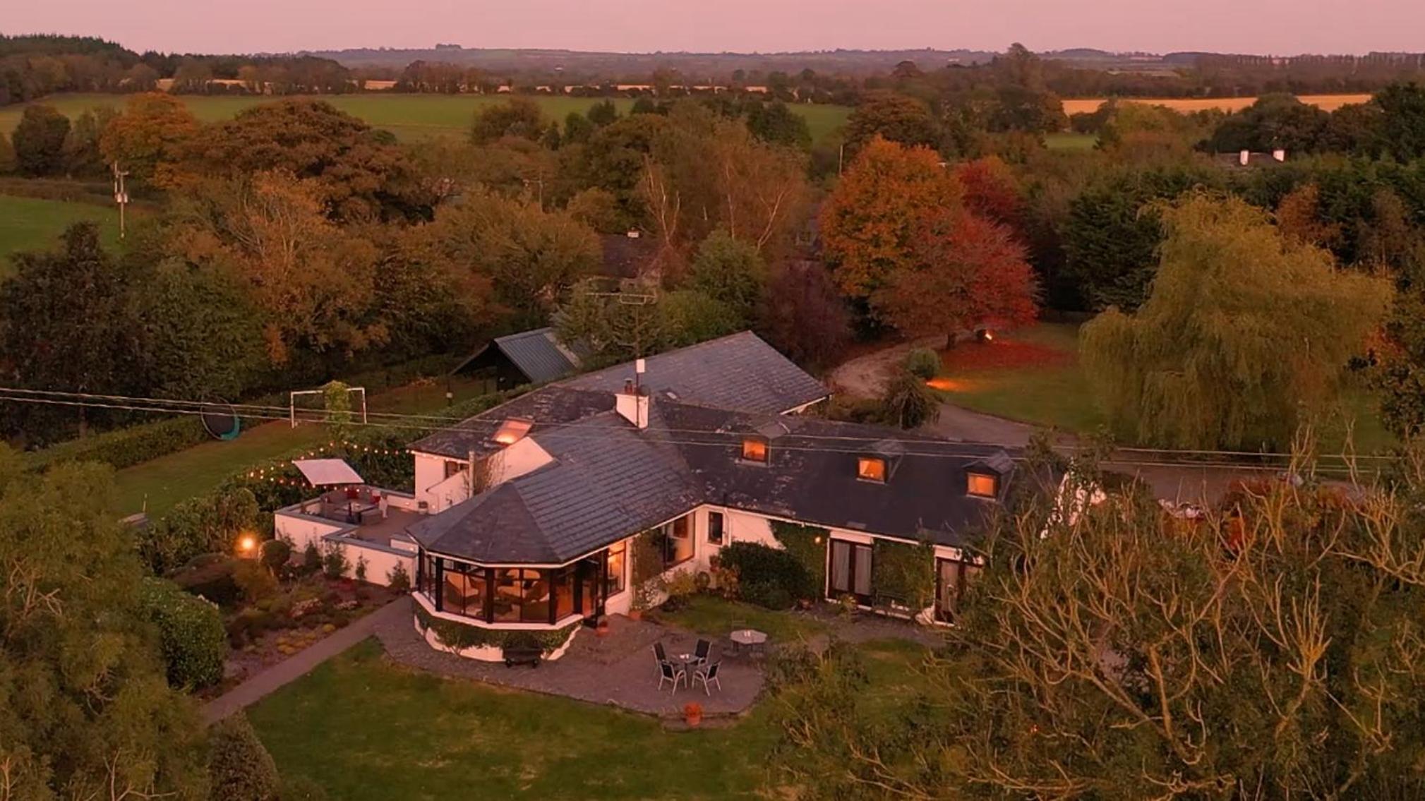 Luxurious tranquil private sleeps 8 free parking view 4