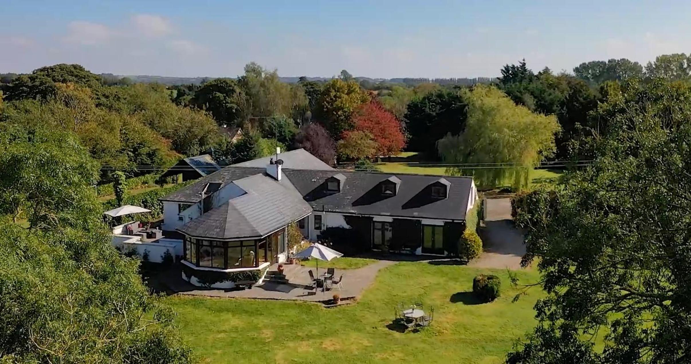 Luxurious tranquil private sleeps 8 free parking view 5