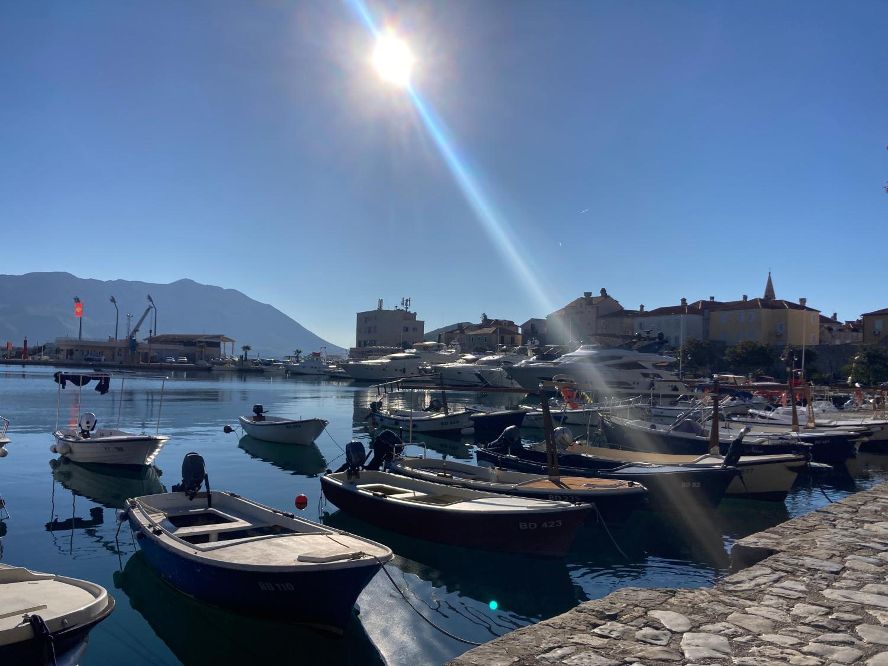 Plaža Stari Grad Budva pjena od mora Beach Apartman