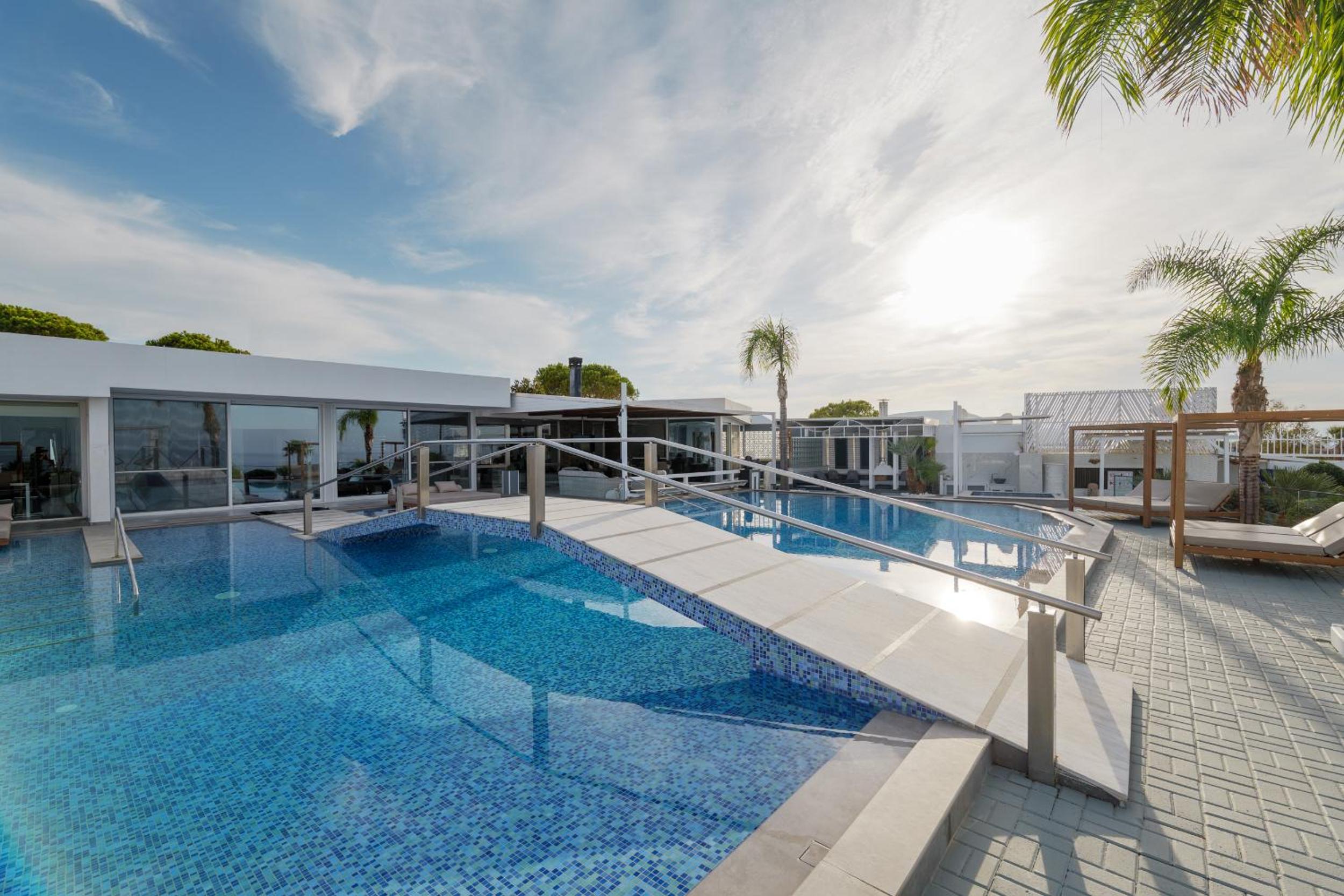 White Luxury Villa photo 5