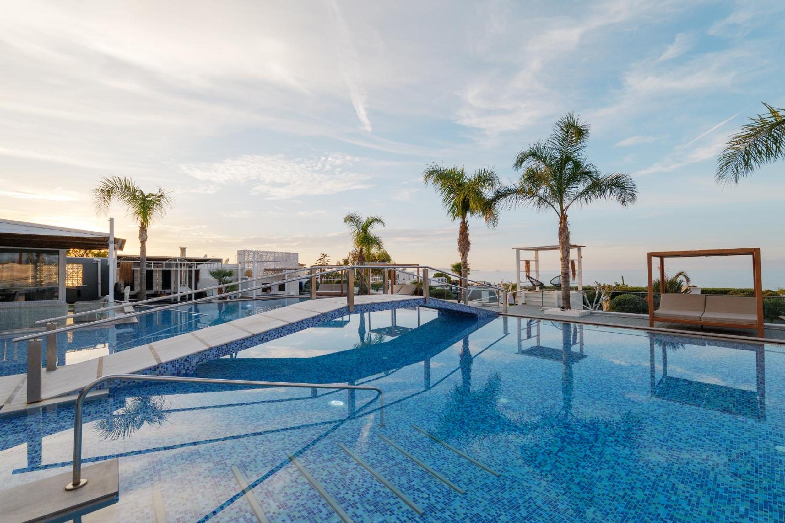 White Luxury Villa photo 2