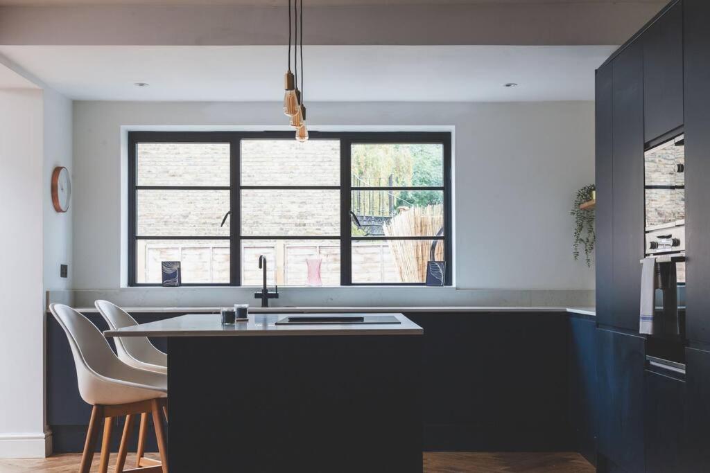 Bright & Airy Lux 3Bed Home in Fulham with Patio