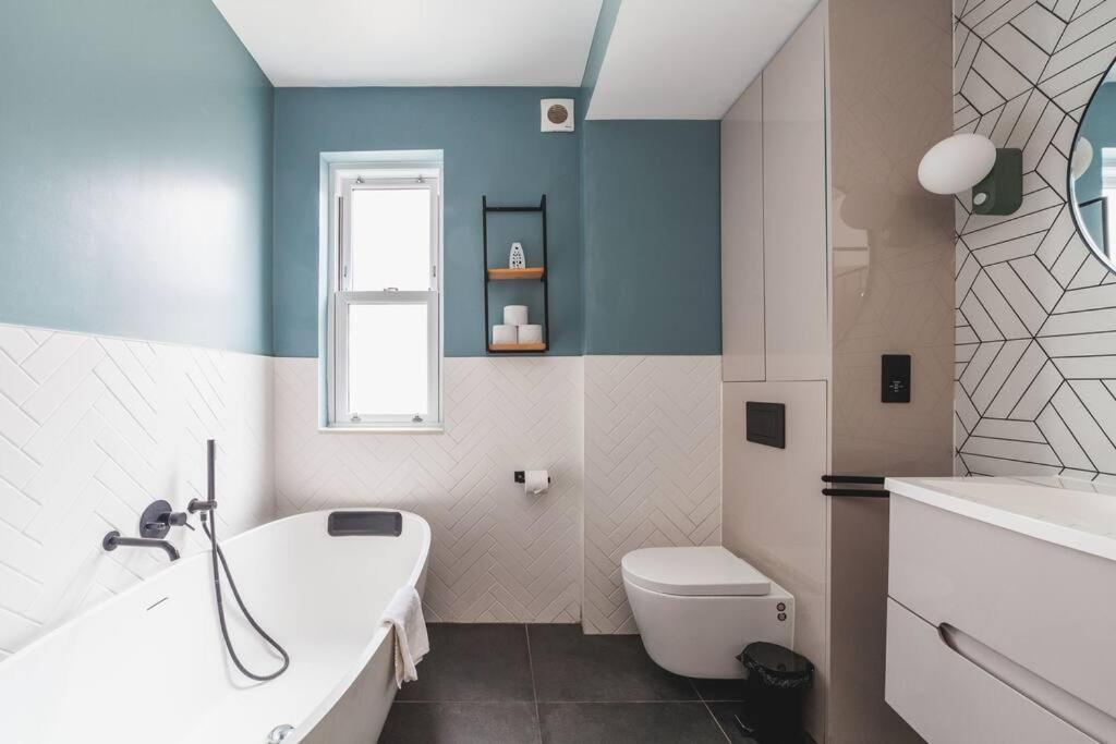 Bright & Airy Lux 3Bed Home in Fulham with Patio