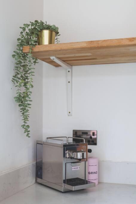 Bright & Airy Lux 3Bed Home in Fulham with Patio