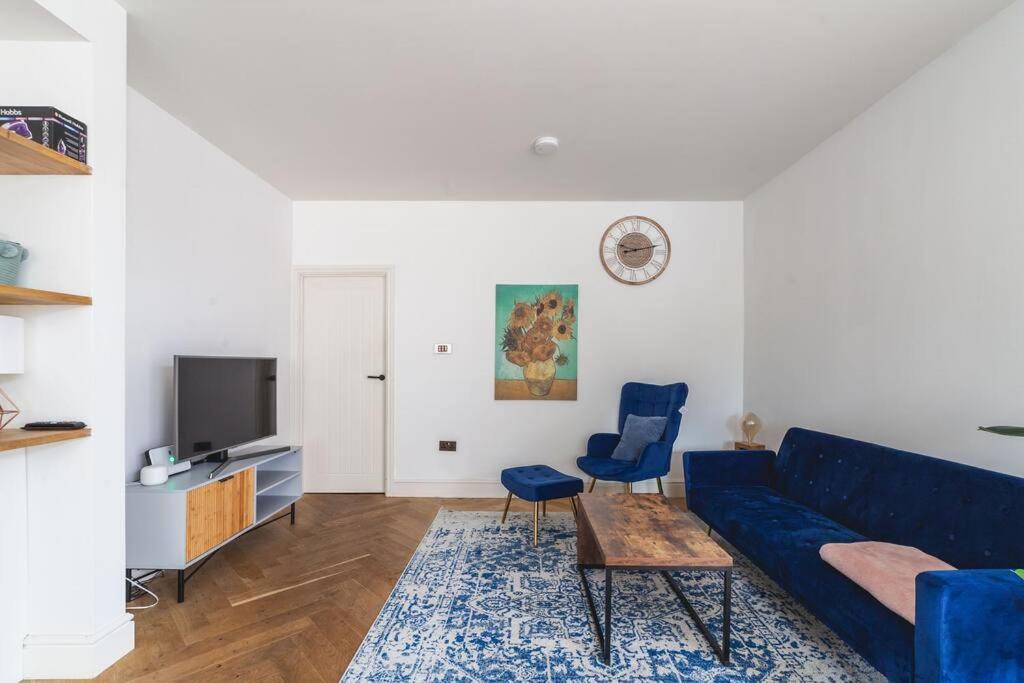Bright & Airy Lux 3Bed Home in Fulham with Patio