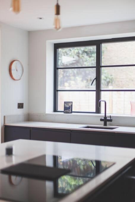 Bright & Airy Lux 3Bed Home in Fulham with Patio