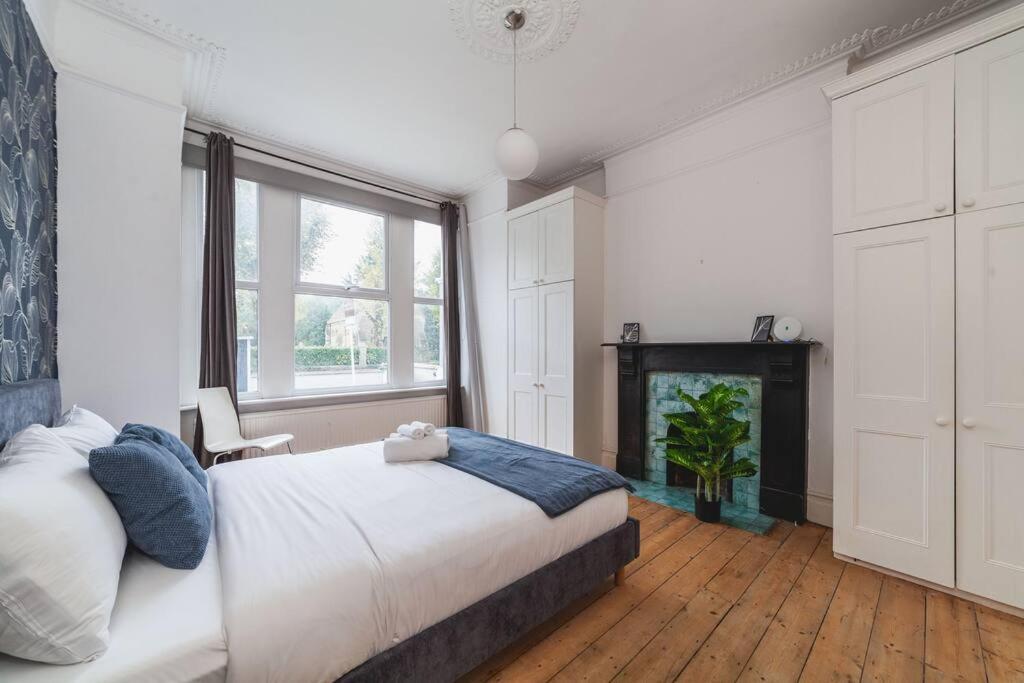 Bright & Airy Lux 3Bed Home in Fulham with Patio