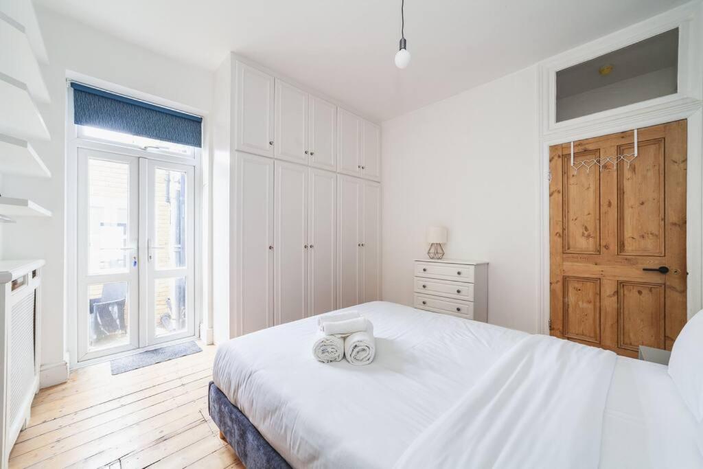 Bright & Airy Lux 3Bed Home in Fulham with Patio