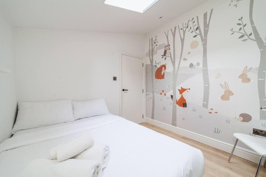 Bright & Airy Lux 3Bed Home in Fulham with Patio
