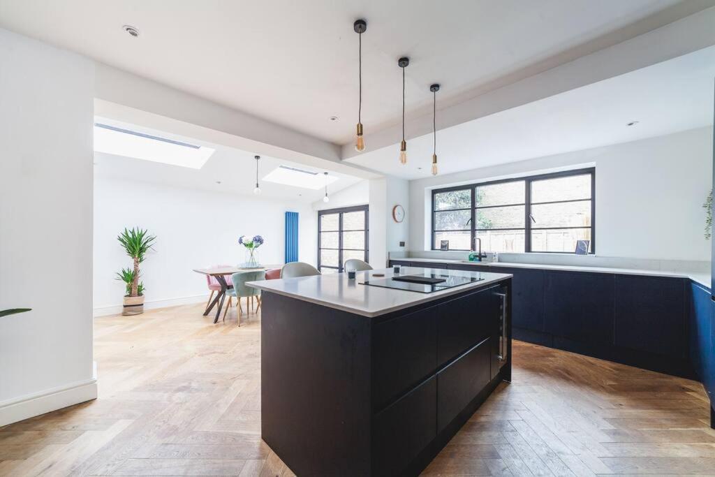 Bright & Airy Lux 3Bed Home in Fulham with Patio