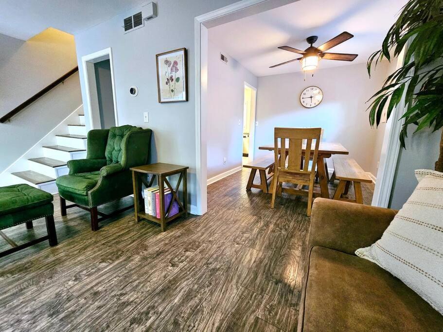 Madrona's Park Circle Place- Fenced & Convenient view 4