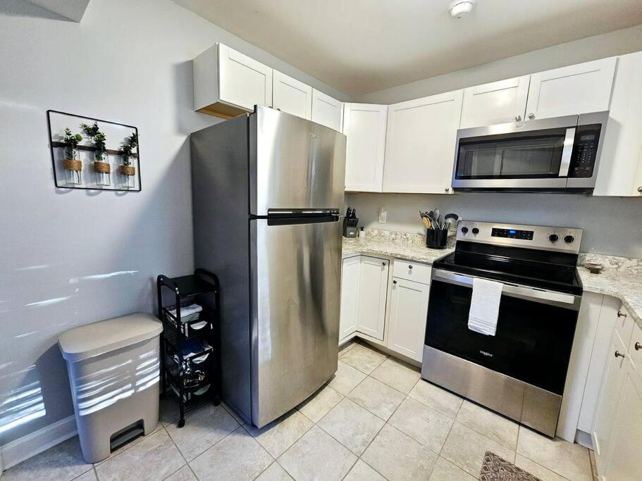 Madrona's Park Circle Place- Fenced & Convenient view 5