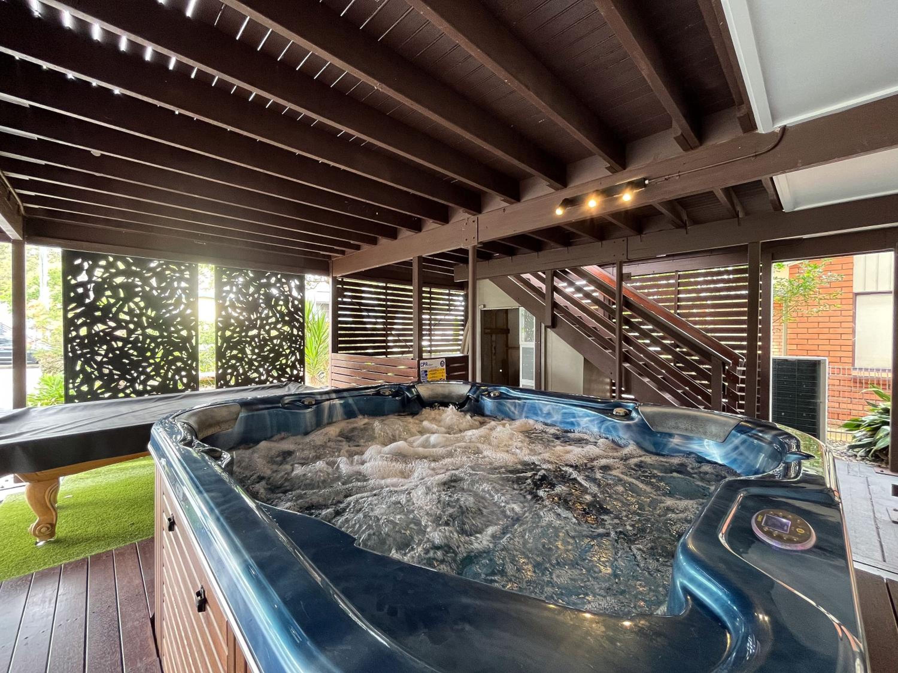 Lake-view Retreat w Spa, nearby Beaches & Shopping in the Central Coast