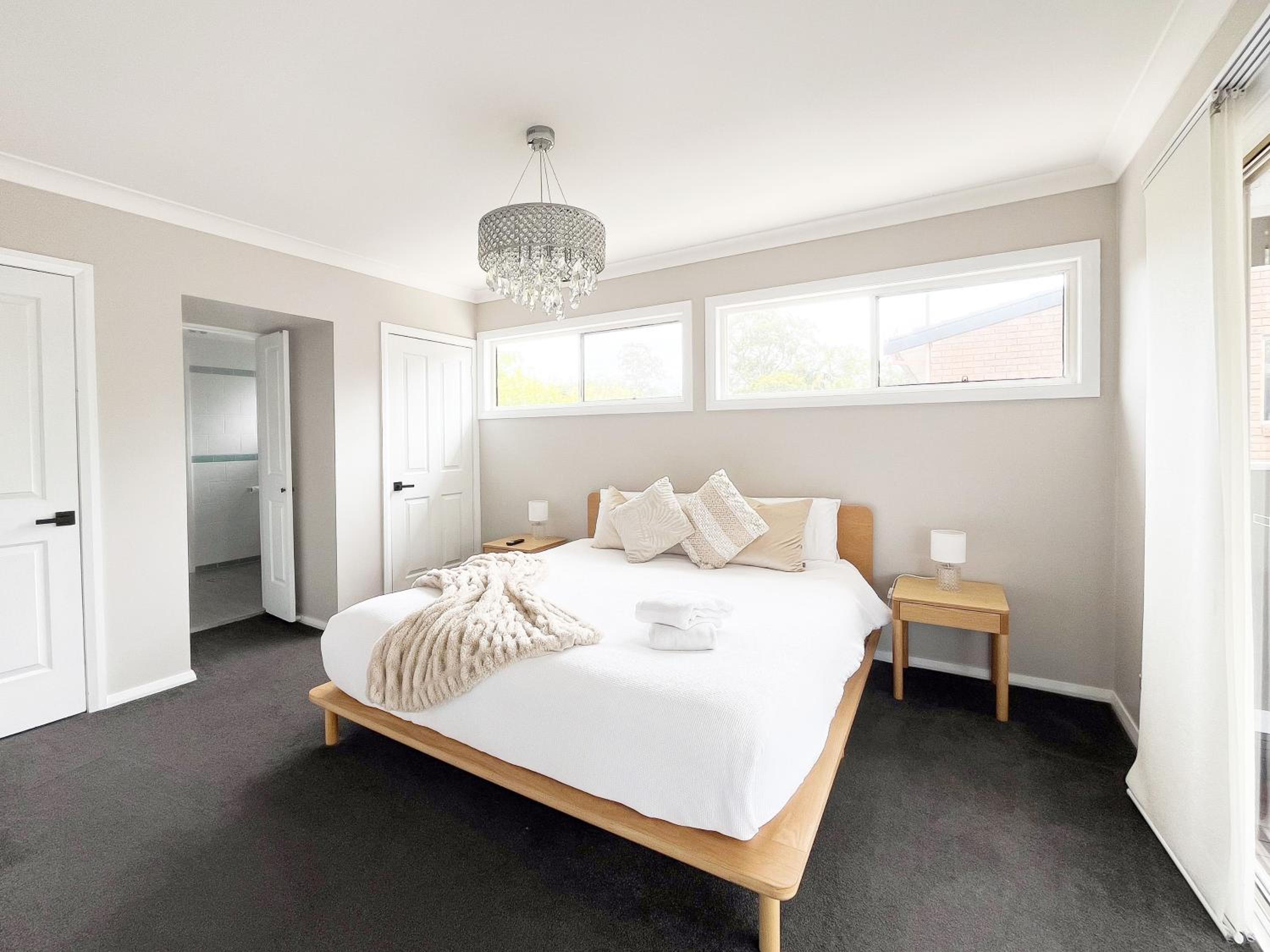 Lake-view Retreat w Spa, nearby Beaches & Shopping in the Central Coast