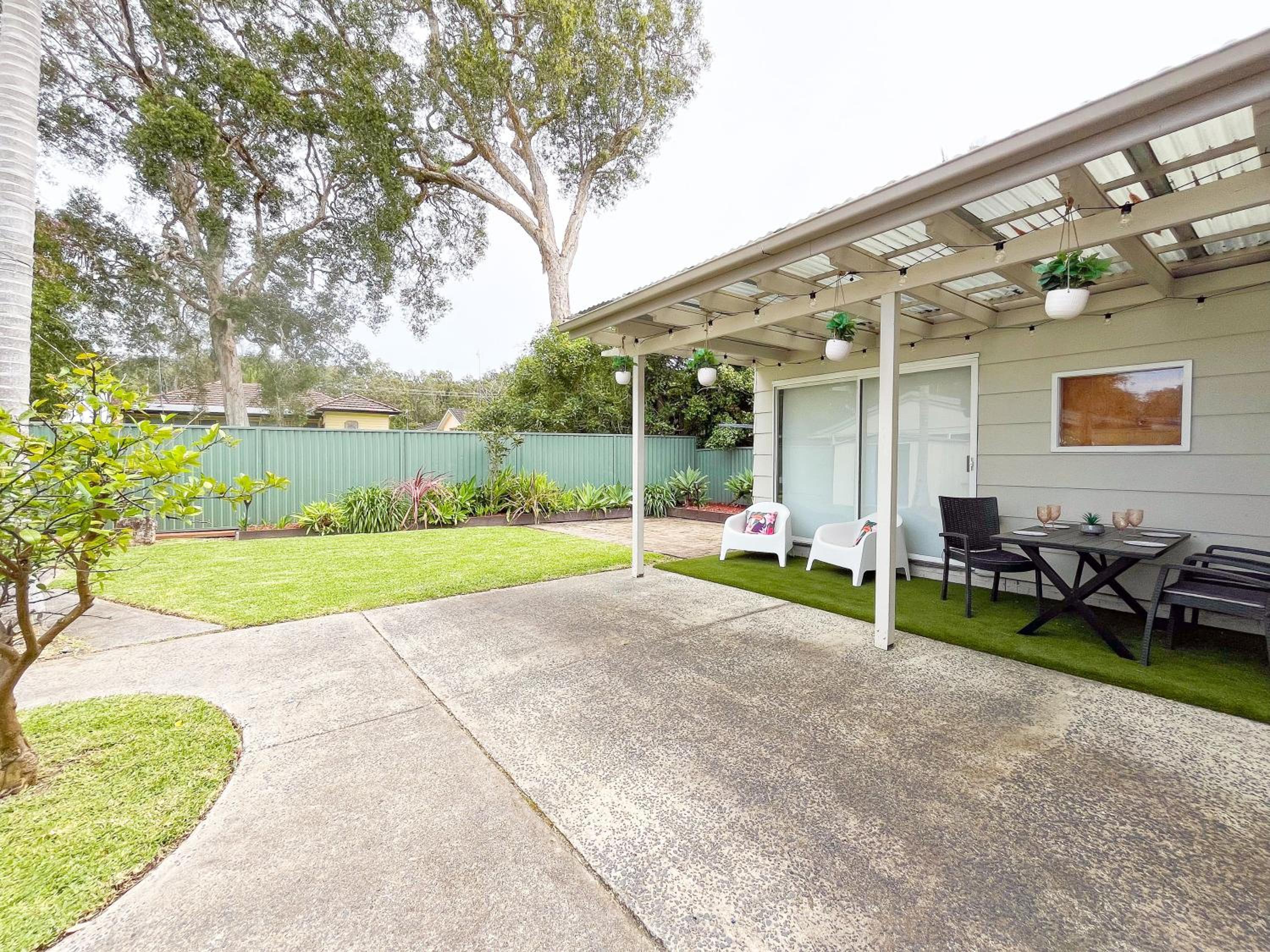 Lake-view Retreat w Spa, nearby Beaches & Shopping in the Central Coast
