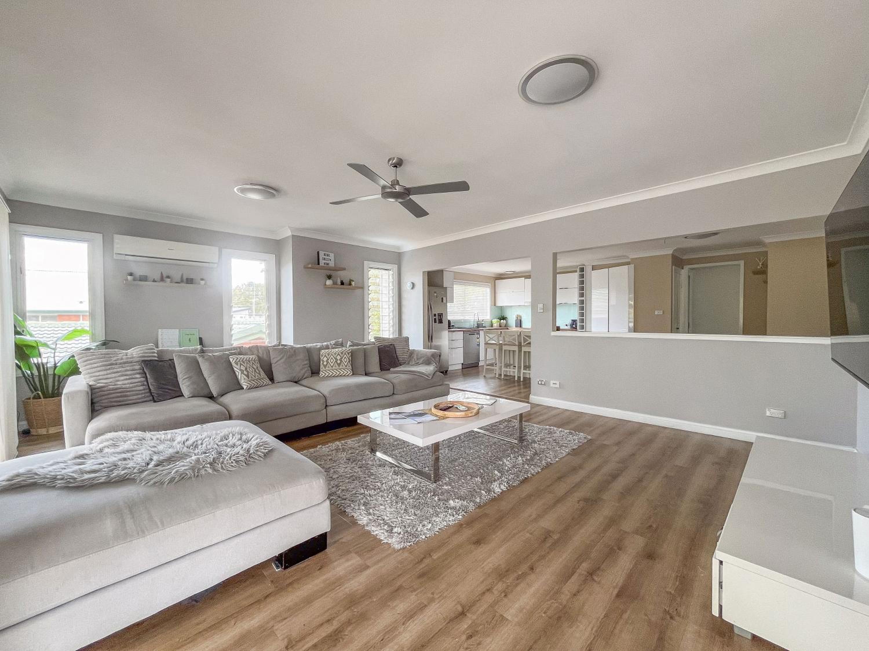 Lake-view Retreat w Spa, nearby Beaches & Shopping in the Central Coast