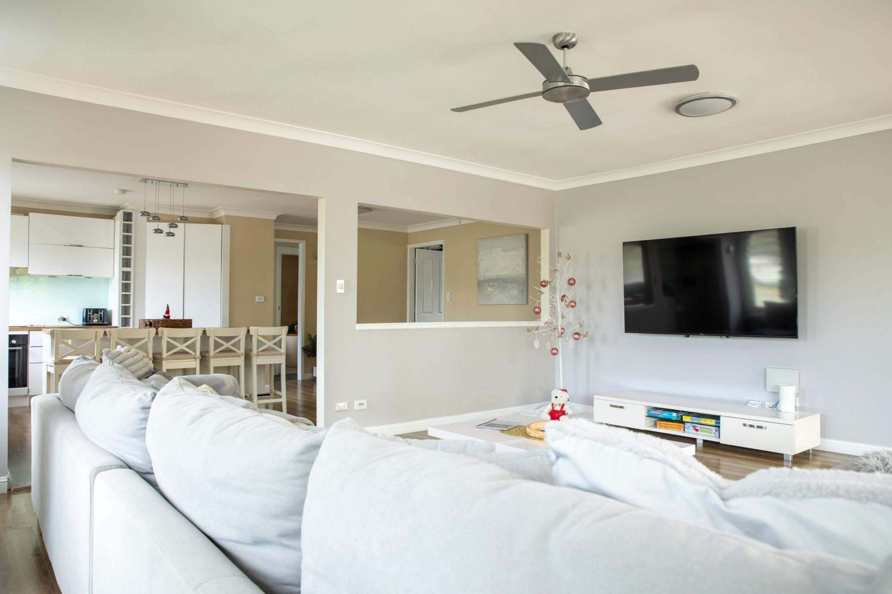 Lake-view Retreat w Spa, nearby Beaches & Shopping in the Central Coast